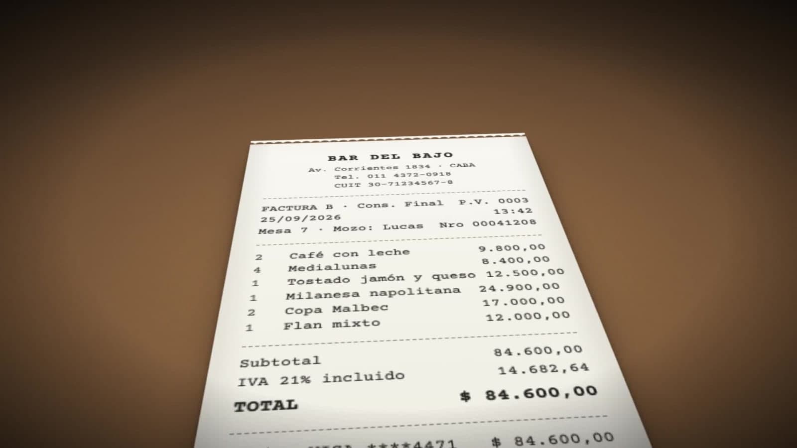 Dos pilas de recibos médicos sobre un escritorio. La pila de la izquierda está aprobada con una marca verde. La de la derecha está marcada con una cruz roja bajo una luz de escaneo azul, con llamadas sobre una anomalía de píxeles, un total inconsistente, documentos duplicados y una fecha.